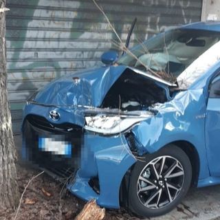 Magenta: auto si schianta contro albero a fianco dell’ospedale, due feriti