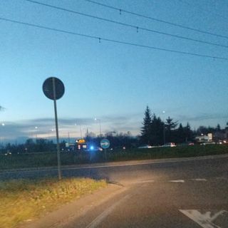 Scontro alla rotonda dello svincolo di Mesero per Malpensa: feriti due motociclisti