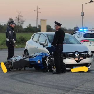 Scontro auto-moto a Inveruno sulla provinciale per Mesero: 59enne trasferito al San Carlo