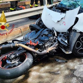 La motocicletta incidentata dopo lo schianto sulla Napoleona