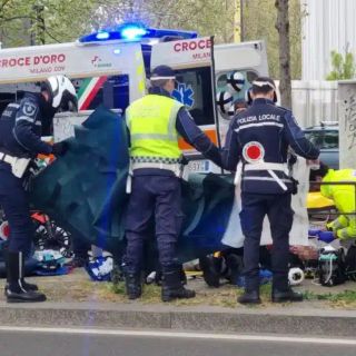 Tragedia della strada a Milano: investita da un motociclista, muore una ragazza di 29 anni