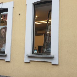 Ladri nella notte a Magenta: colpito il parrucchiere MG Hair Studio in via Santa Crescenzia
