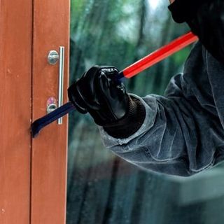 Ladri alla scuola elementare di Mesero: rubati pc e materiale didattico