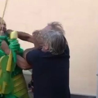 Un'immagine dell'aggresione a Max Laudadio (foto di striscialanotizia.mediaset.tv)