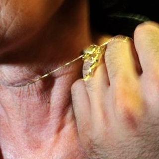 Pavia: ambulante denunciato, 84enne derubata da giovane sotto casa