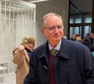 Mario Roggero nei secondi successivi alla pronuncia della sentenza. Il commerciante ha già annunciato l'intenzione di proporre appello