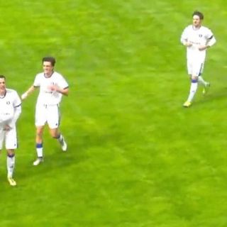 Mira si mette un pallone sotto la maglietta e mima il pancione per festeggiare il primo gol al Pavia, sotto Manfrè chiude il conto al Chinetti (foto tratte dalla diretta di Paolozerbi.com)