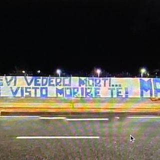 Alcuni ultrà del Napoli espongono un vergognoso striscione contro Maroni