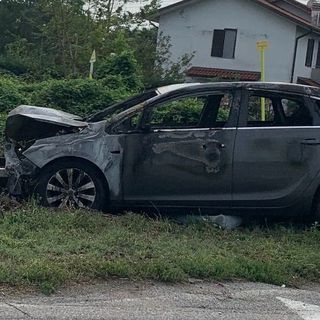 Automobilista si schianta sulla SS11 a Pontenuovo di Magenta, il veicolo prende fuoco