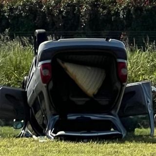 Magenta, auto ribaltata nel campo: arrivano i soccorsi, ma all’interno non c’è nessuno