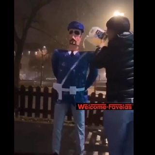 Manichino di poliziotto bruciato a Milano: denunciati padre e figlio