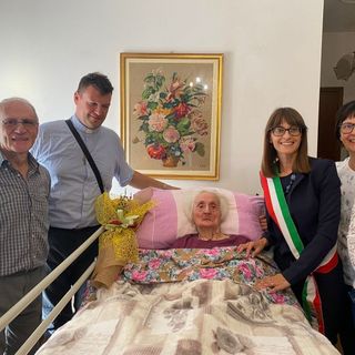 Boffalora sopra Ticino: grande festa per Mariuccia De Angeli che compie 100 anni, la visita del Sindaco Doniselli