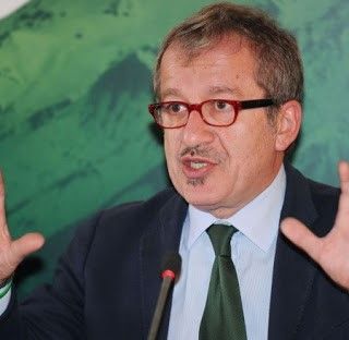 Cordoglio bipartisan per Maroni: «Buon vento, Roberto»