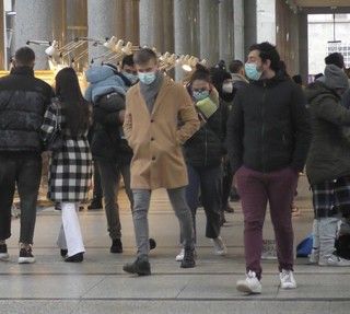 La Lombardia oggi torna in zona arancione. Spostamenti, negozi, visite e scuole: ecco cosa si può fare