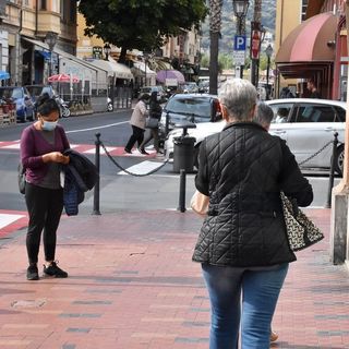 Mascherine, il Cts dà il via libera per toglierle all'aperto, l'ipotesi è dal 28 giugno