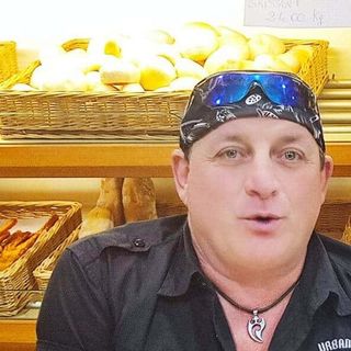 Bandana, maieta, culsunit (o fuseaux), sciavatt: Mauro Contini da Robecco è partito col suo trattore, direzione Cielo