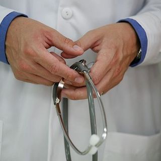 Busto, la palpeggia e le fotografa le parti intime durante una visita: medico arrestato per violenza sessuale
