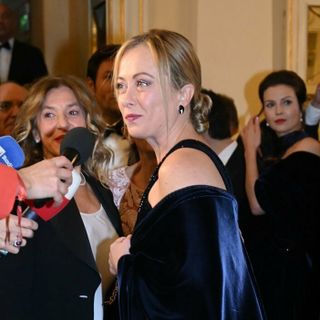 Prima alla Scala: Giorgia Meloni in abito Armani, lungo applauso per il presidente Mattarella