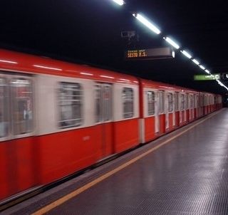 Milano, bloccano la Metro per mezz’ora: denunciati due giovani