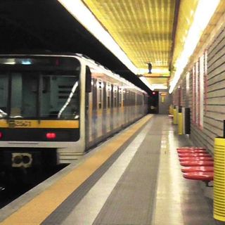 Milano, 29enne cerca di spingere ragazza sotto la metro: arrestata