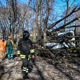 Tromba d’aria su Milano: si contano i danni in Centrale e al Castello. Uomo grave, schiacciato da una pianta a Settala