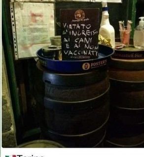 &quot;Vietato l'ingresso ai cani e ai non vaccinati&quot;: bufera su un pub torinese. &quot;Qui ci vogliono le molotov&quot;