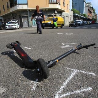 Milano: investe e uccide un uomo in monopattino e poi scappa