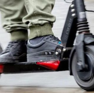 Vigevano: scontro tra auto e monopattino in via D'Avalos, soccorso un 23enne