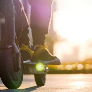 Milano: incidente coinvolge due ragazzini su monopattino, uomo e donna travolti da moto