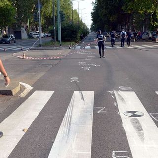 Milano, moto travolge e uccide 73enne