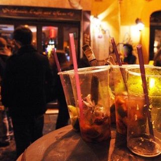 Movida violenta, succede a Milano: barista non dà da bere ad una loro amica, gli sfasciano il locale