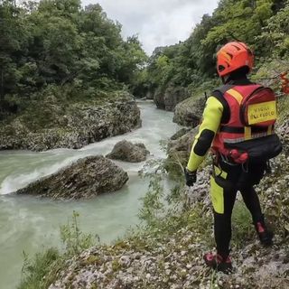 Tutti con il cuore sul Natisone: «Forza soccorritori, troviamo Cristian»