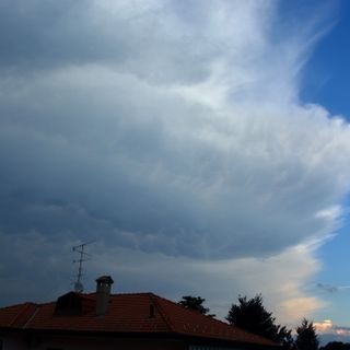 Due giorni di nuvole e deboli piogge, ma da giovedì vento e sole ci portano fino a dicembre