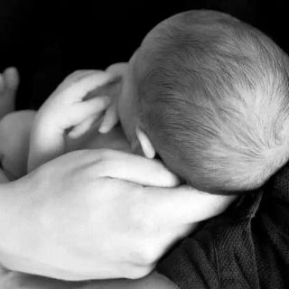 Milano, neonato abbandonato in androne di condominio