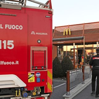Spray al peperoncino dentro un McDonald a Cinisello: ventidue evacuati