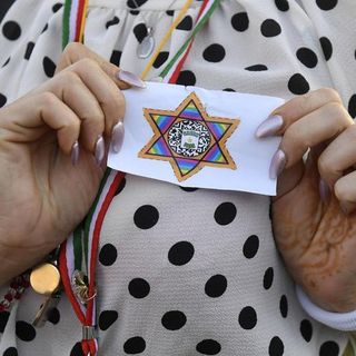 Novara, contro il Green Pass vestiti come gli ebrei nei campi nazisti: è ancora bufera