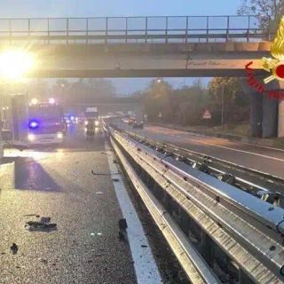 Sfonda con auto barriera cavalcavia, Novara &quot;spezzata&quot; per 5 ore