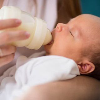 Abbiategrasso, locale pubblico vieta l’allattamento all’interno. Magentina sbalordita: “Se una bimba di 5 mesi ha fame cosa dobbiamo fare?”