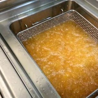 Milano, ustionata dall’olio bollente del ristorante: donna 53enne al Niguarda con gravissime ustioni