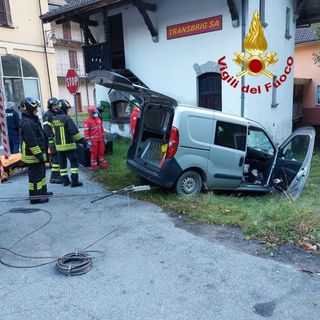 Varesino scende dall'auto ma rimane incastrato con il piede e finisce contro una casa