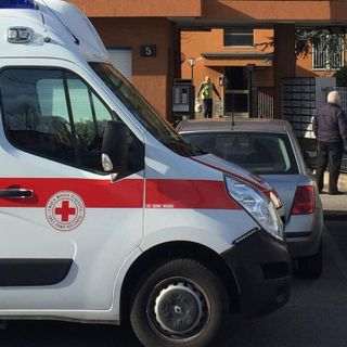 Rozzano, tragedia sul lavoro: operaio precipita dal quarto piano e muore mentre installa tende Rozzano, tragedia sul lavoro: operaio precipita dal quarto piano e muore mentre installa tende