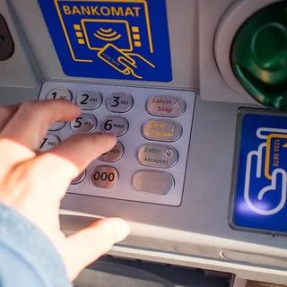 Occhio alla truffa delle banconote a terra fuori dal bancomat