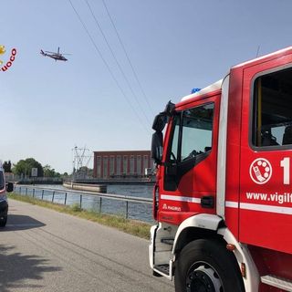 Si inabissa nel Naviglio Grande: ricerche in corso con sommozzatori ed elicottero