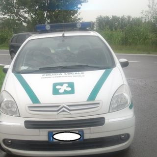 Non rispetta l’alt della Polizia locale sulla SS 526 a Robecco e tenta di investire un agente