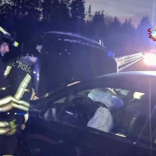 Perde il controllo dell'auto e finisce contro il guard rail: trentenne ferito in Autolaghi