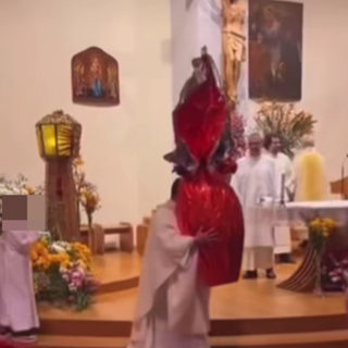 FOTO e VIDEO. Il prete vola dall’altare con l’uovo di Pasqua: il video spopola sui social e vince il &quot;premio frittata&quot; di Striscia la Notizia