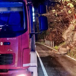 FOTO. Smottamento lungo la Provinciale 61 a Luino: strada chiusa tutta la notte
