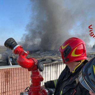 Maxi incendio nel Comasco: nube nera di fumo visibile da lontano