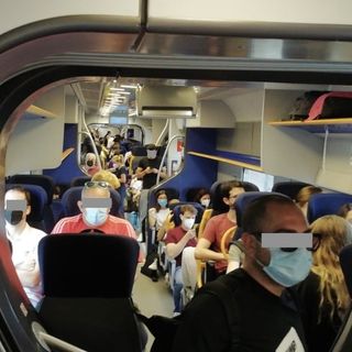 Su alcuni convogli, come il Malpensa Express in Centrale, in alcuni orari si viaggia in piedi: altro motivo di protesta, a maggior ragione con gli attuali contagi