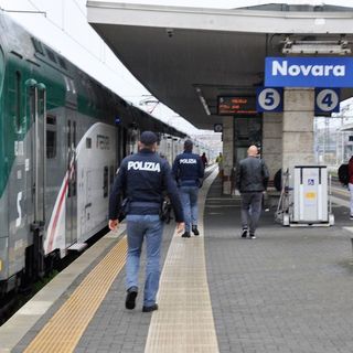 Novara: ferisce gravemente il capotreno con un pugno, 22enne denunciato